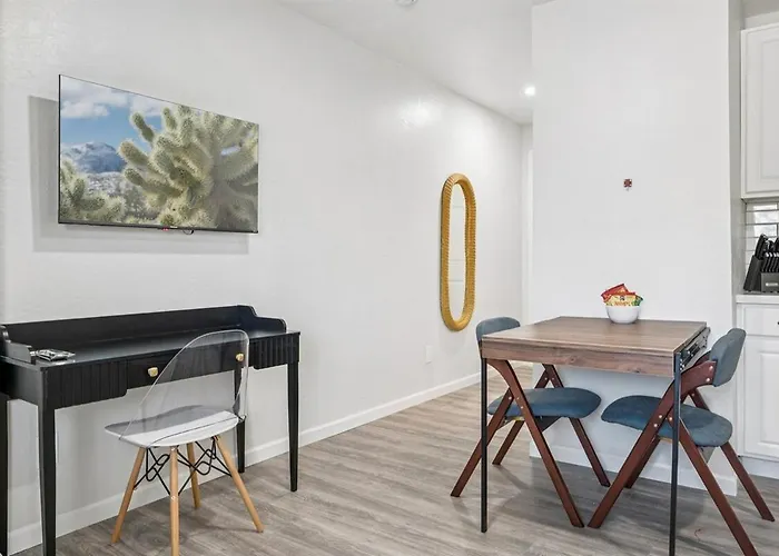 Cozy Retreat With Private Bath & Kitchenette Apartamento *